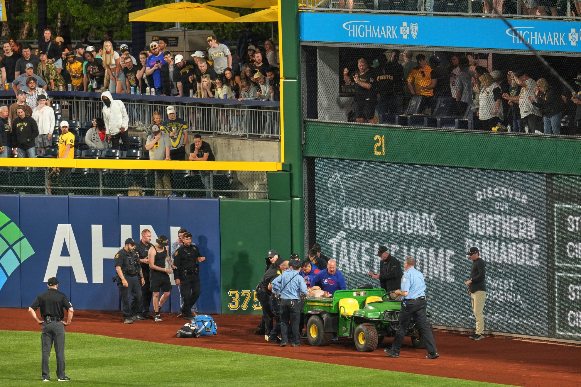 El aficionado es trasladado después de su caída desde la grada del PNC Park