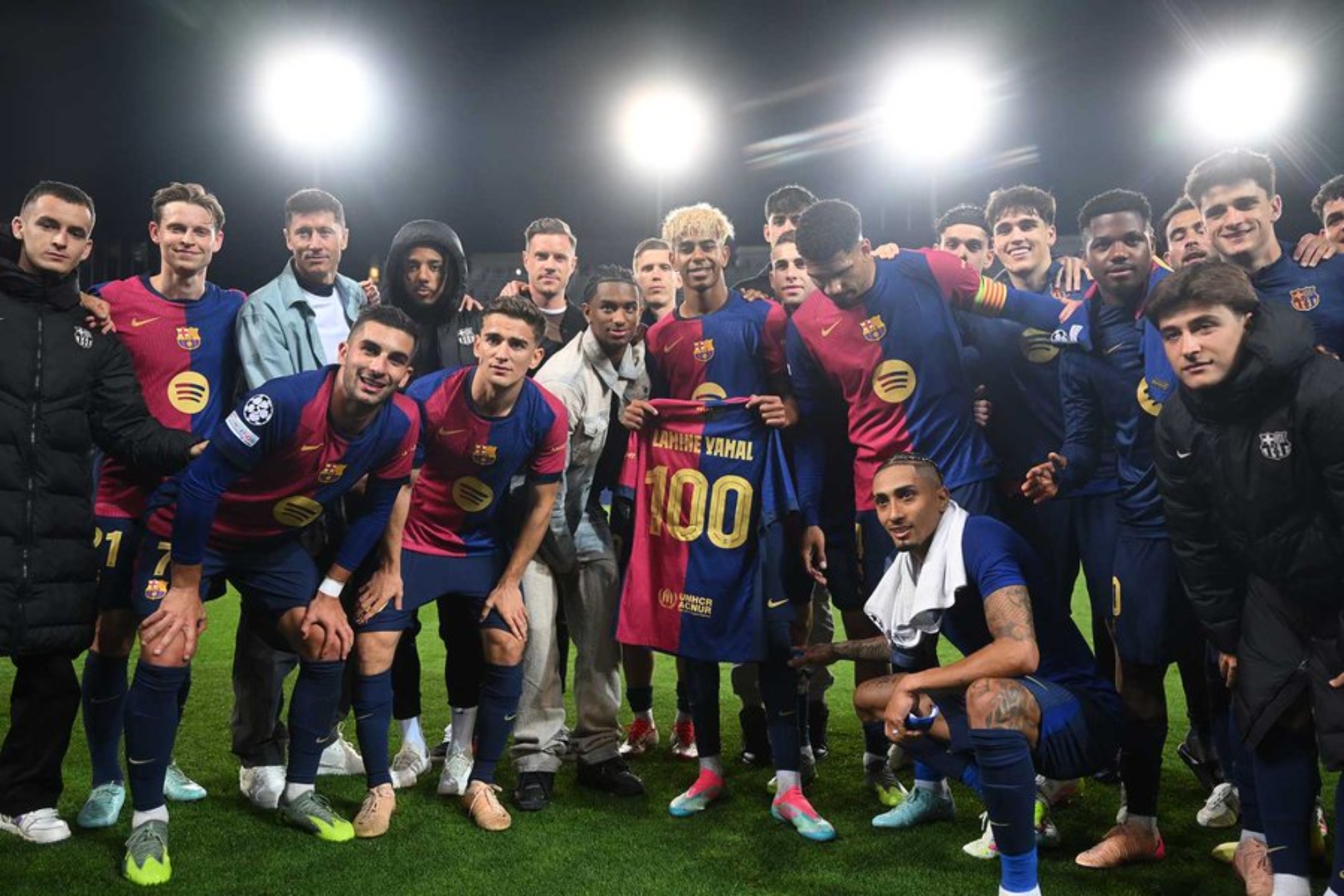 Lamine, con la camiseta conmemorativa de los 100 partidos.