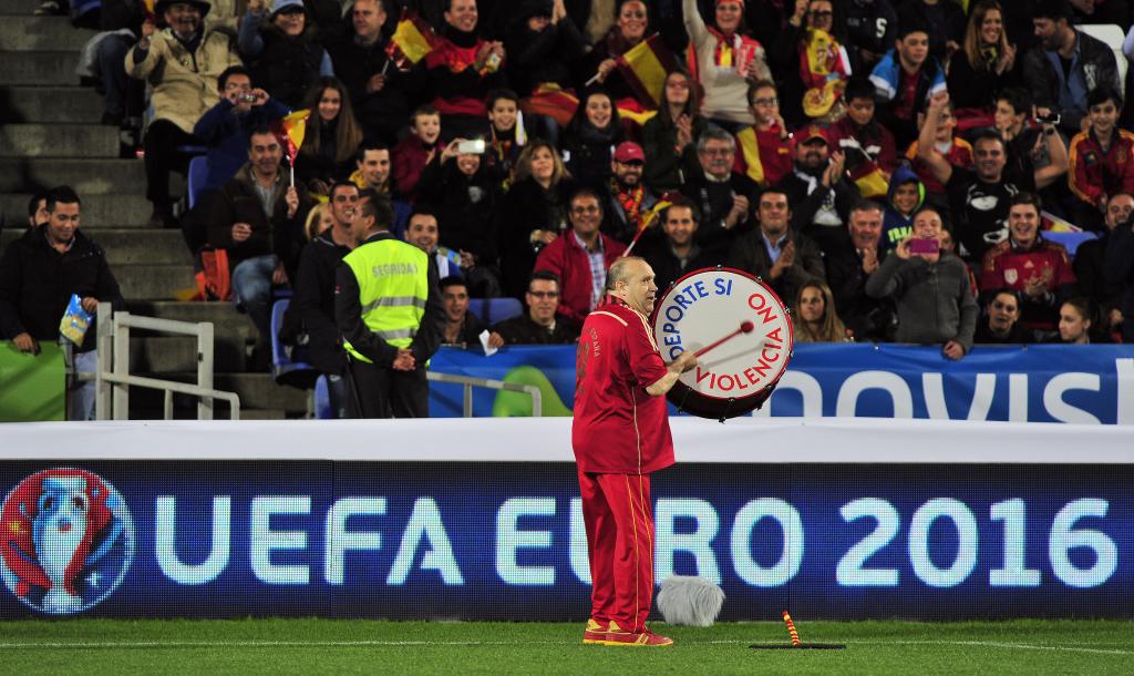 Manolo 'el del bombo', icono de la afición de La Roja: 10 Mundiales y 8 Eurocopas