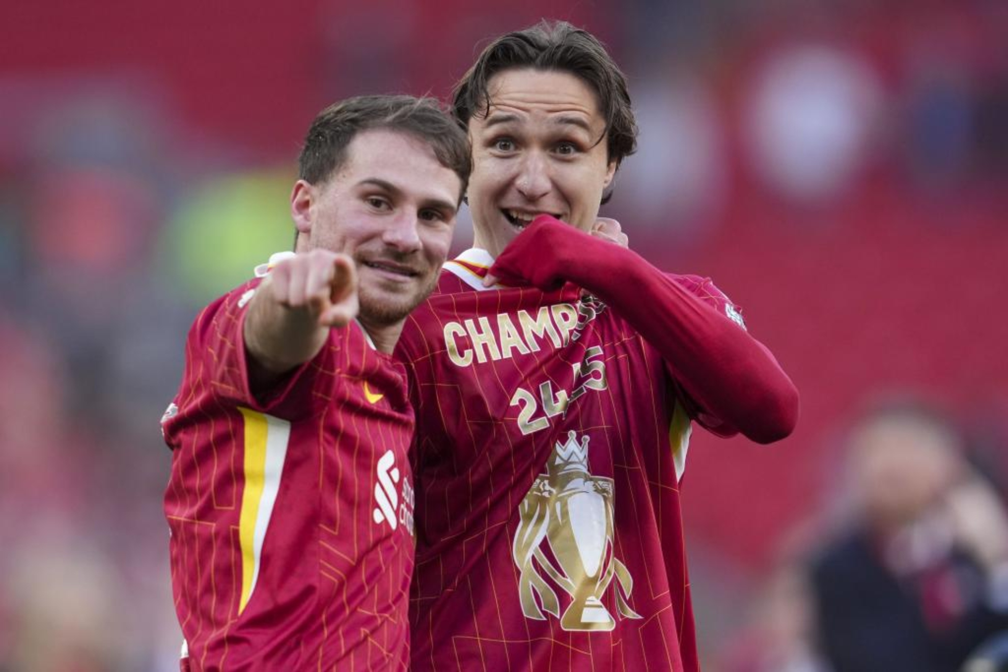 Chiesa celebrating the title of Liverpool with Mac Allister.