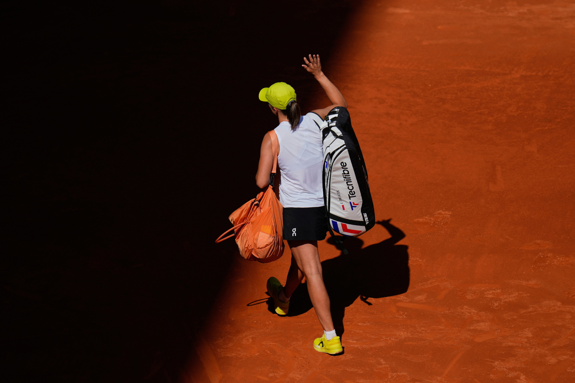 Iga Swiatek se despide del público de Madrid tras perder ante Coco Gauff.