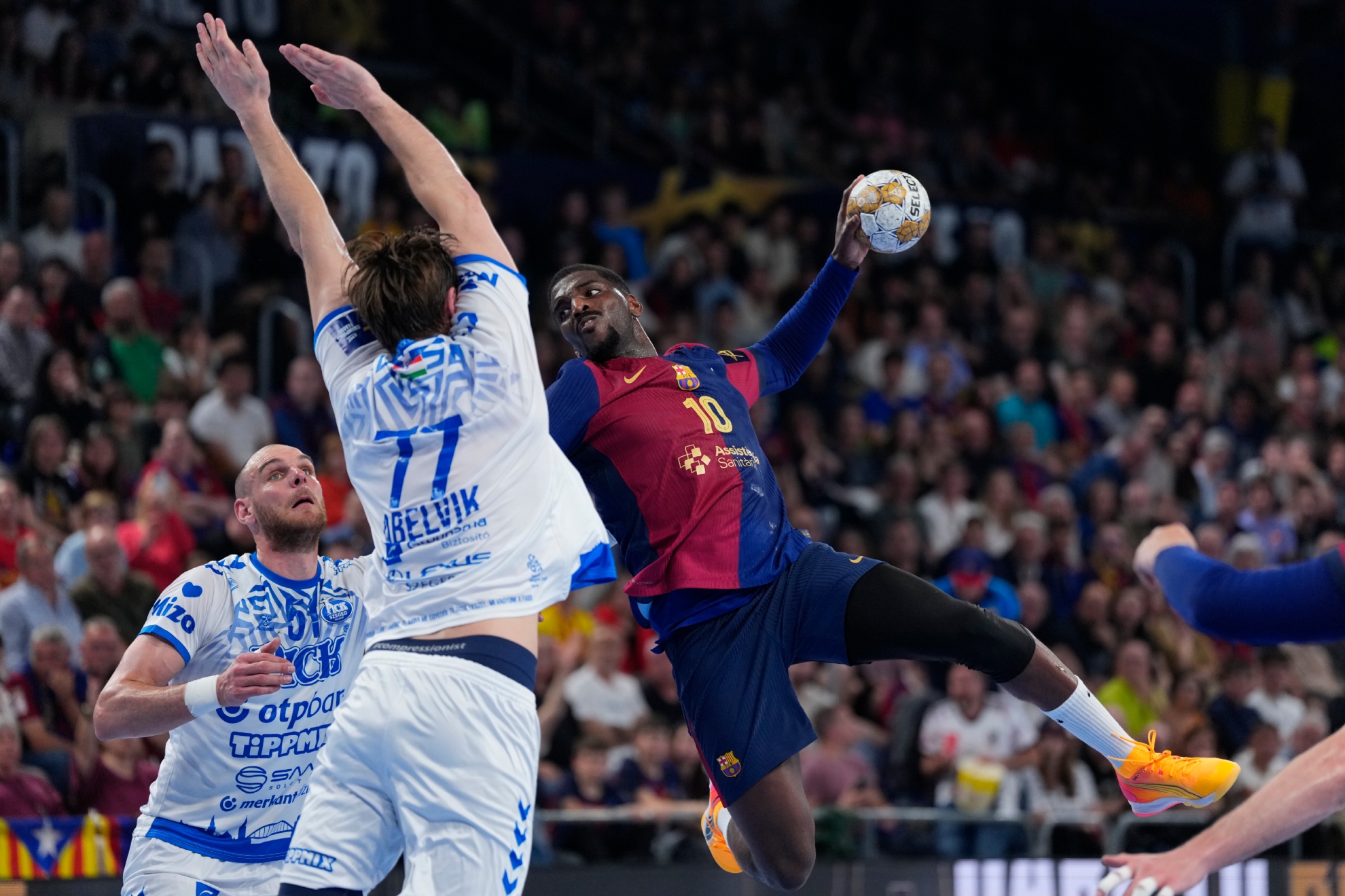 El lateral francés y capitán del Barça, Dika Mem, lanza ante el Pick Szeged.