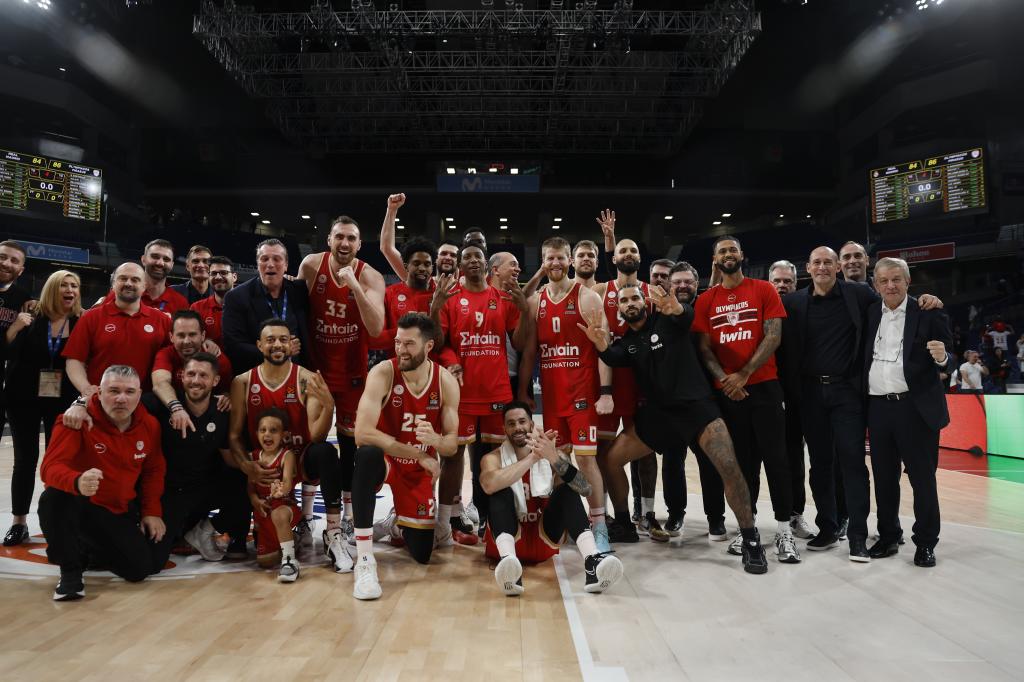 El Olympiacos celebrando su triunfo en el Movistar Arena.