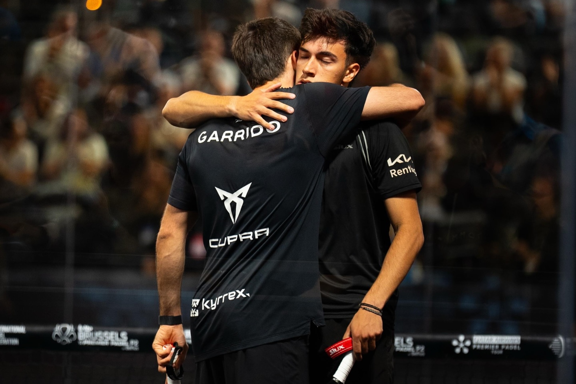 Javi Garrido con Tino Libaak, su nuevo compañero.