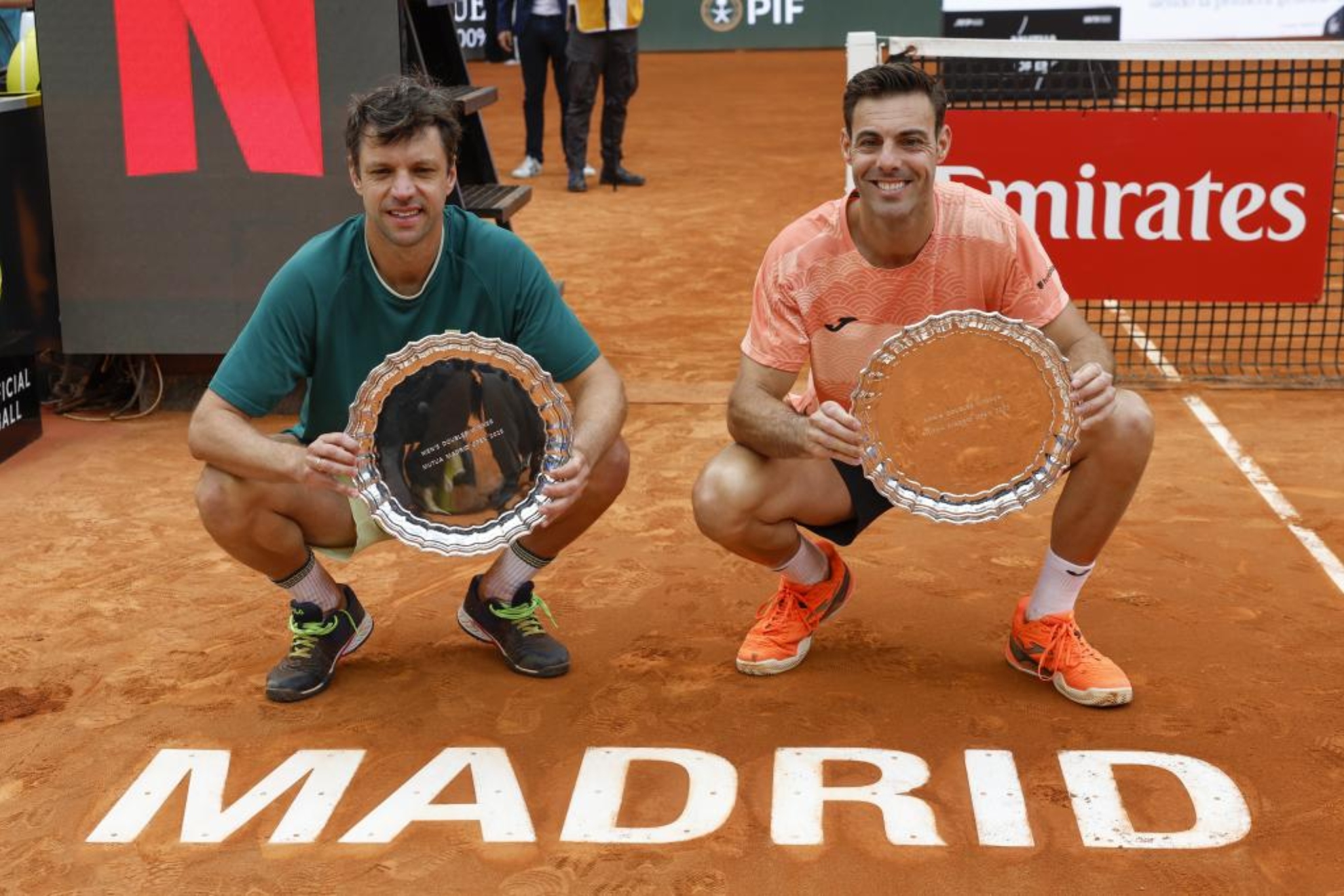 Granollers y Zeballos posan con los trofeos de campeones de dobles del Mutua Madrid Open