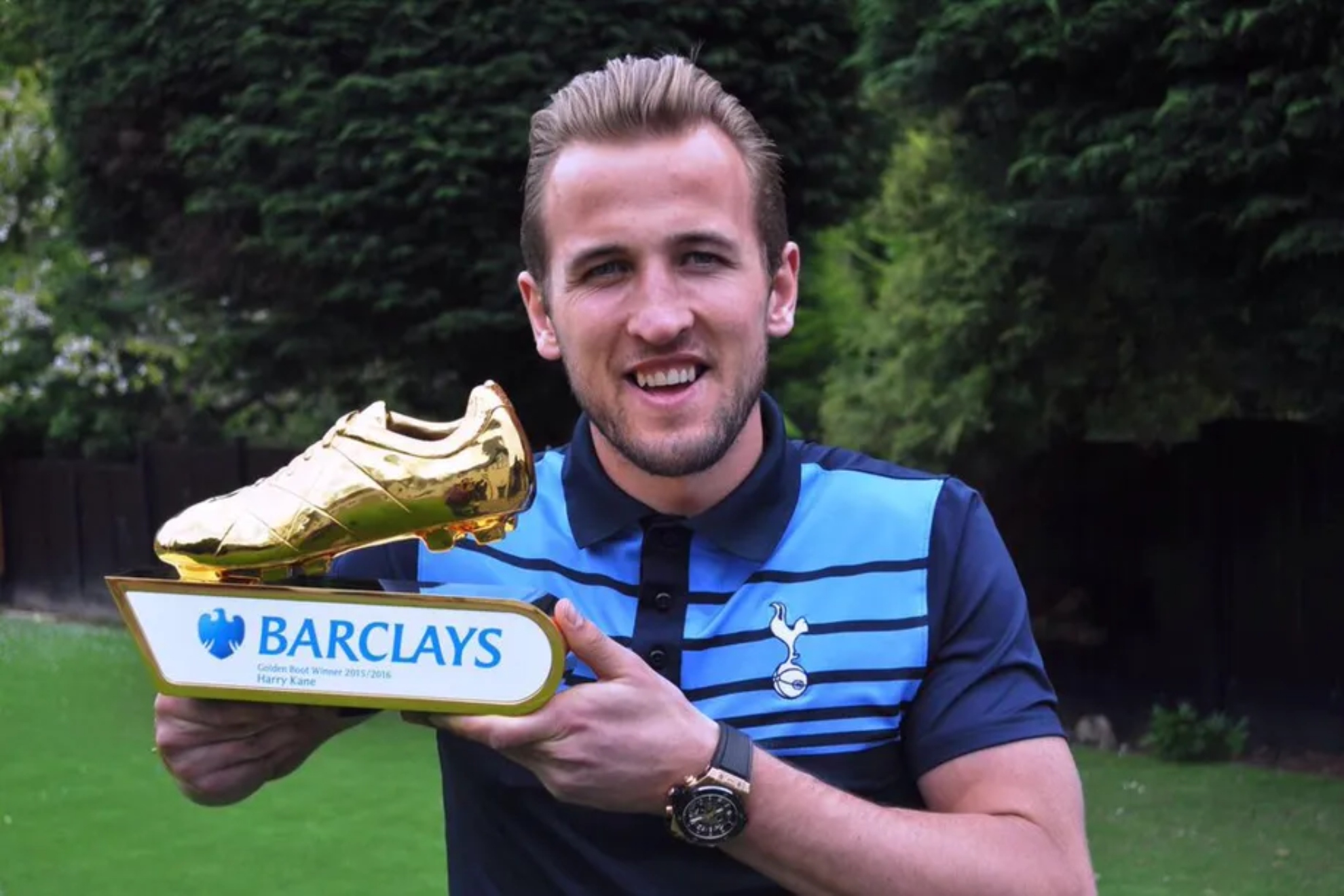 He achieved the Golden Boot with 29 goals and was runner -up of the Premier in 2017