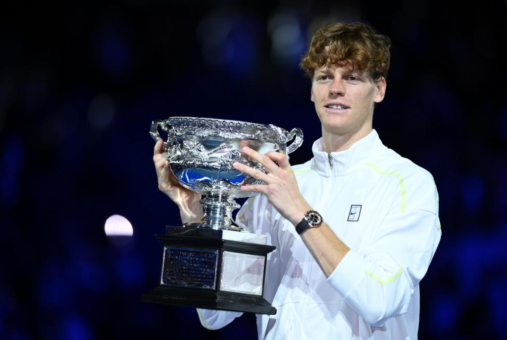 Jannik Sinner, con el trofeo de campeón del Open de Australia 2025