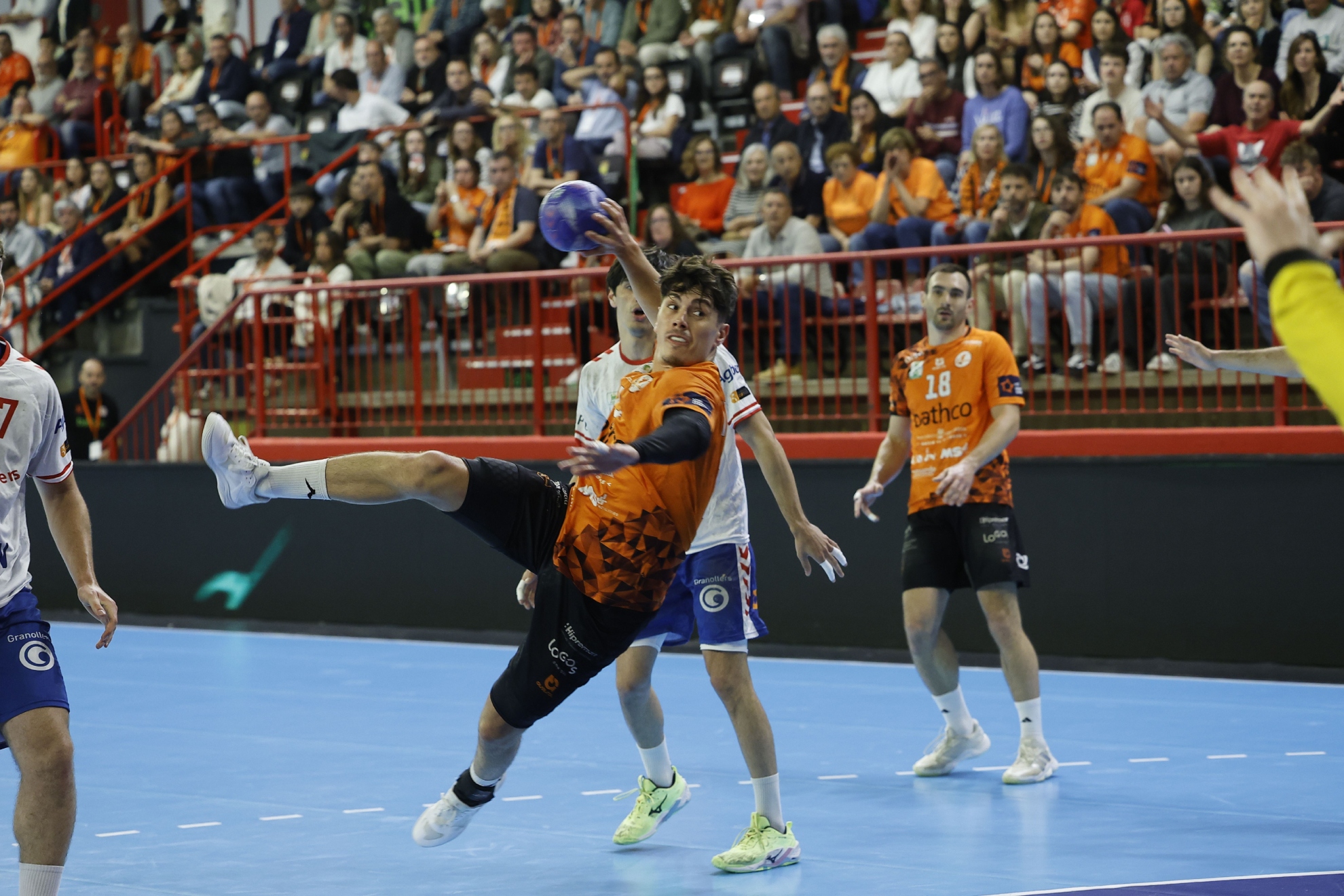 El central del Torrelavega, Isi Martínez, lanza ante el Granollers.