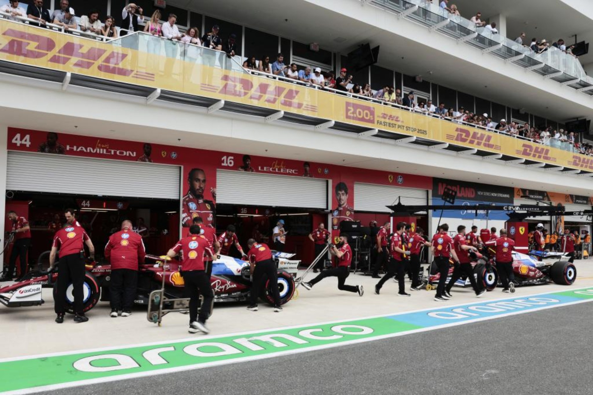 Hamilton y Leclerc, en el box de Ferrari.