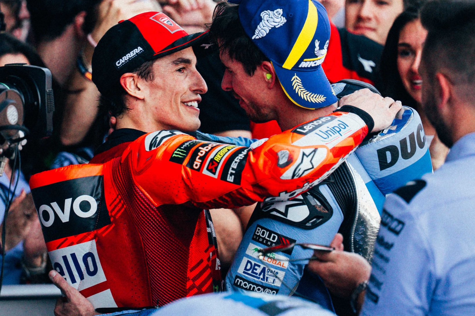 Marc felicita a Álex Márquez.