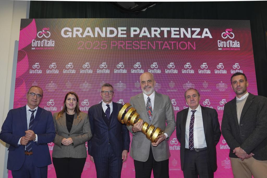 Juan Ignacio Gallardo, Mauro Vegni, Vincenzo Nibali, Paolo Bellino, Edi Rama en la presentación del Giro d'Italia 2025 desde Albania. (Spada/LaPresse)