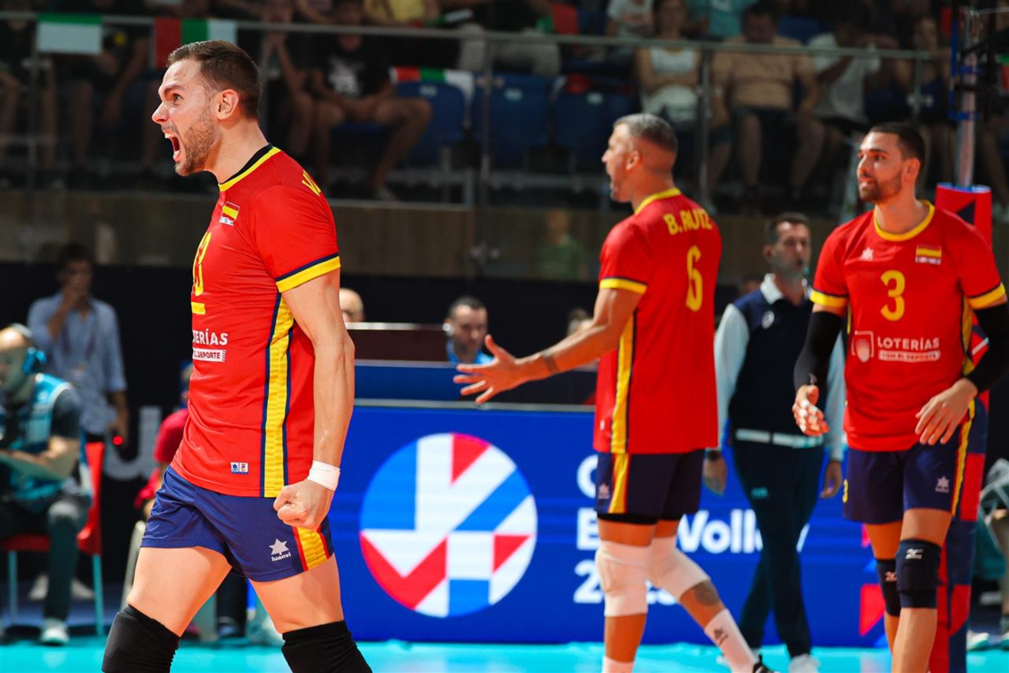 Andrés Villena célébrant l'un des points avec l'Espagne contre la Bulgarie dans l'Eurovolley 2023
