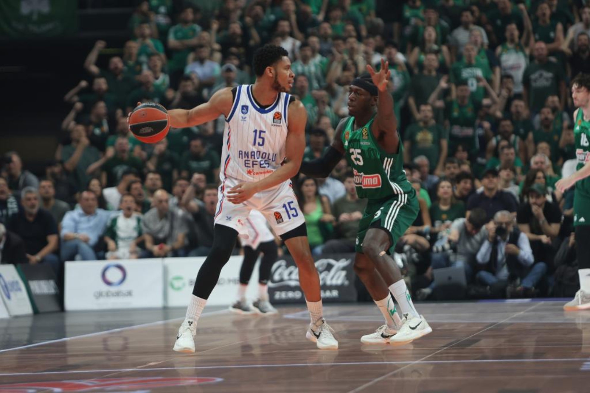 Nunn defendiendo a PJ Dozier.