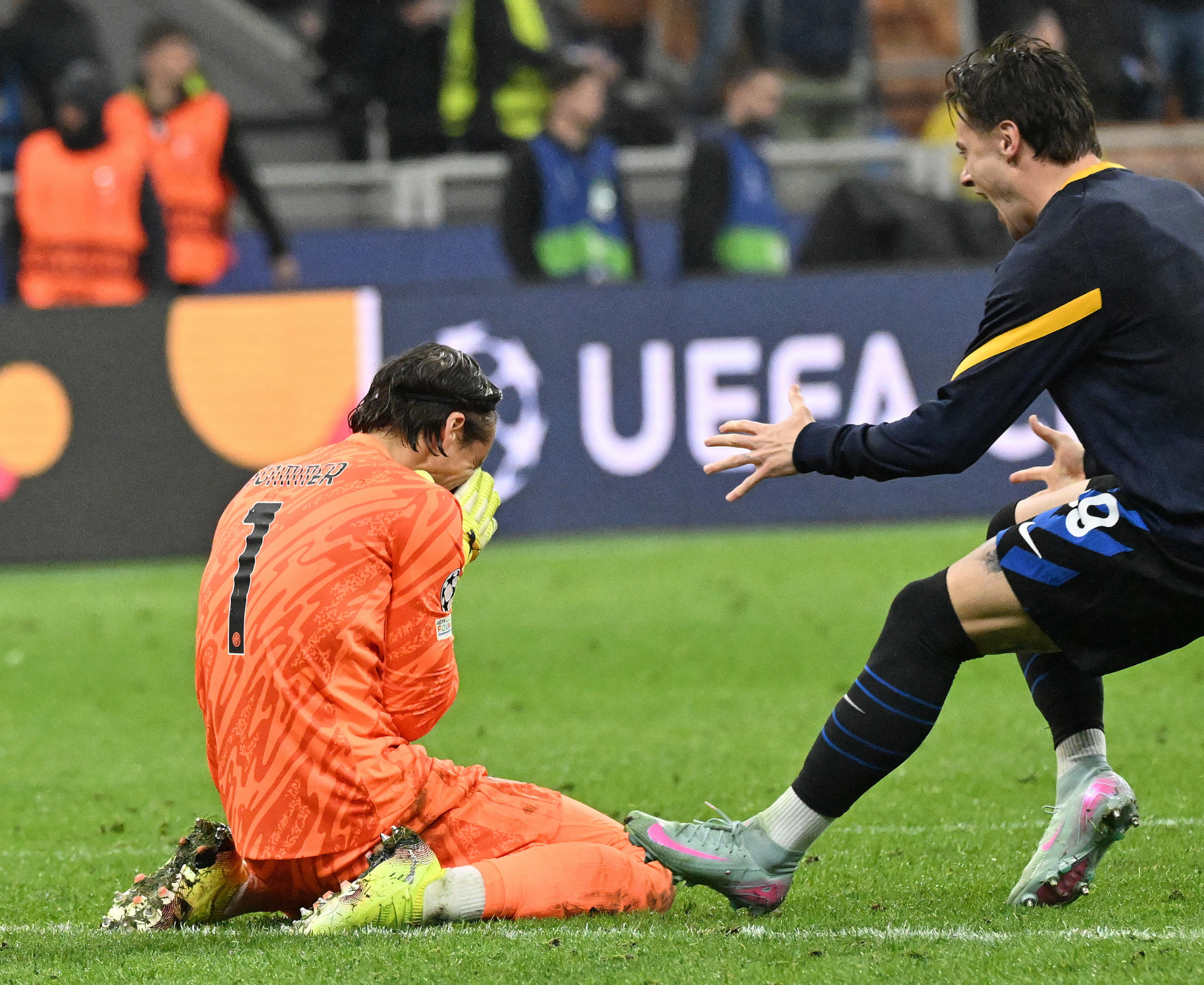 Yann Sommer, arrodillado, festeja la victoria ante el Barcelona.