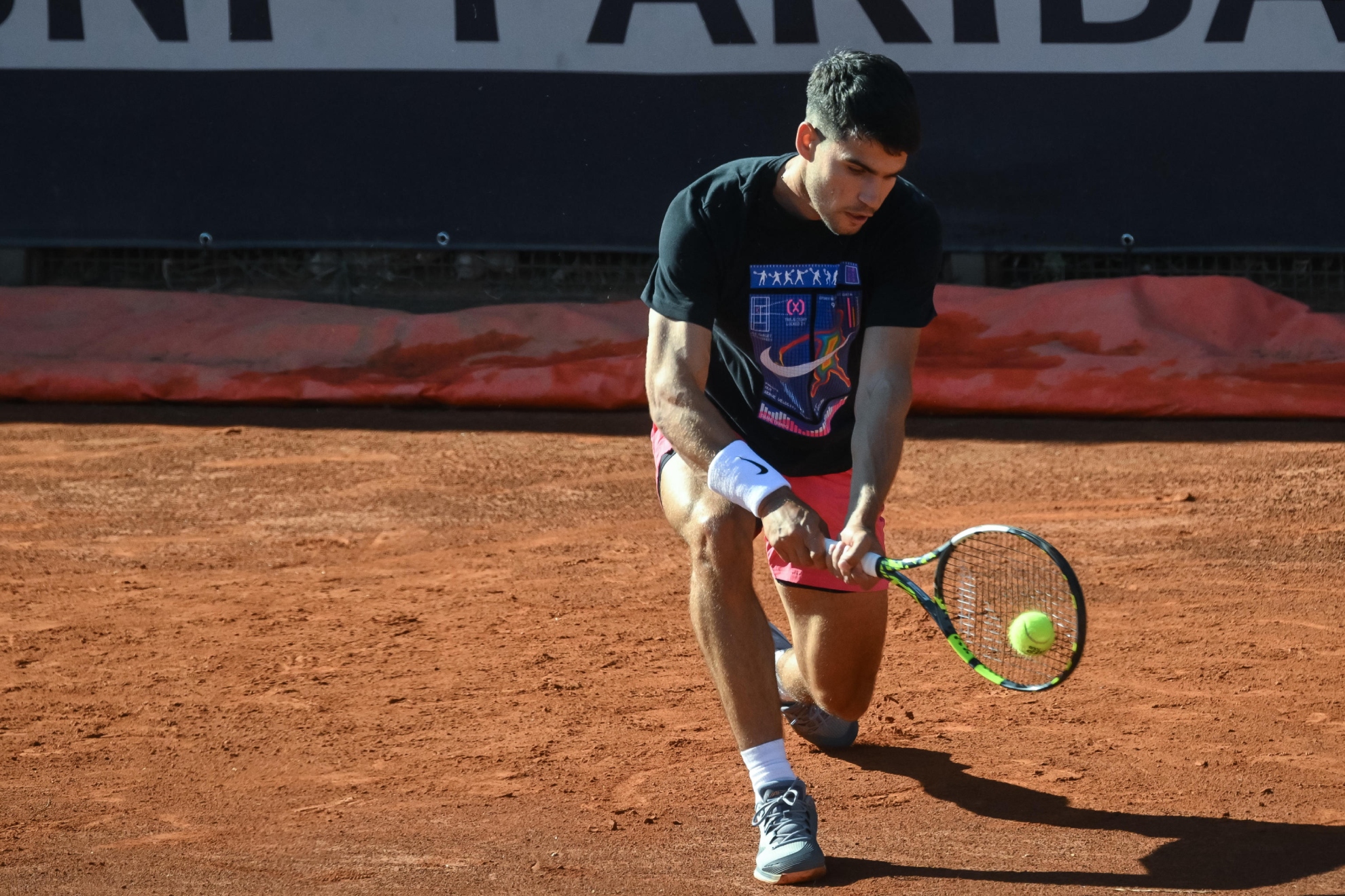 Alcaraz, en el entrenamiento del martes, donde no usó la protección en su pierna derecha