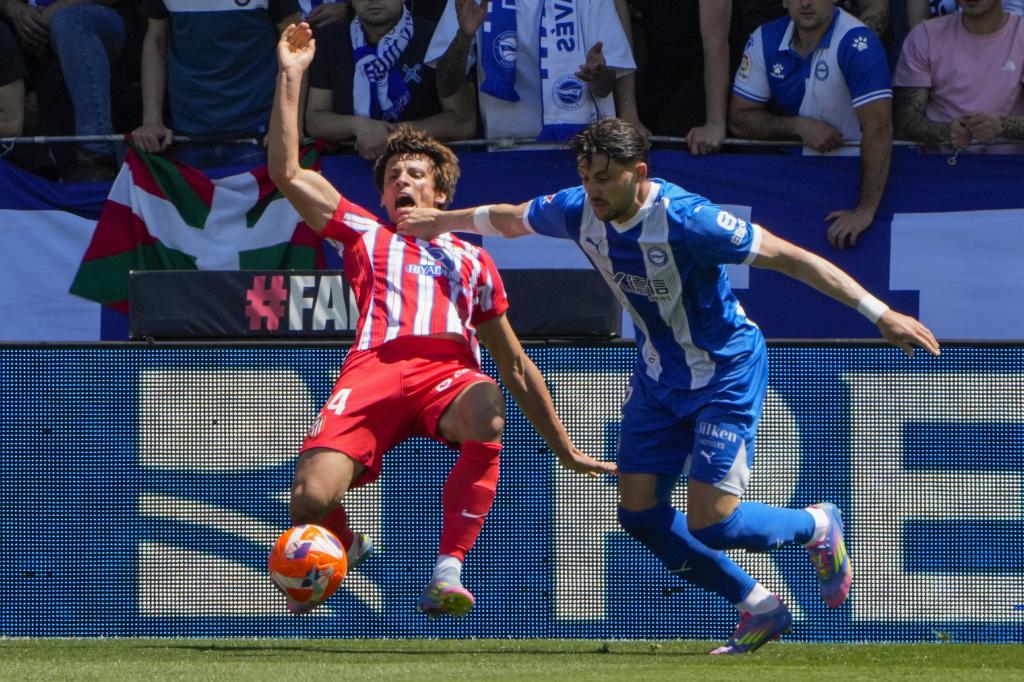 Disputa de balón entre Garcés y Le Normand.