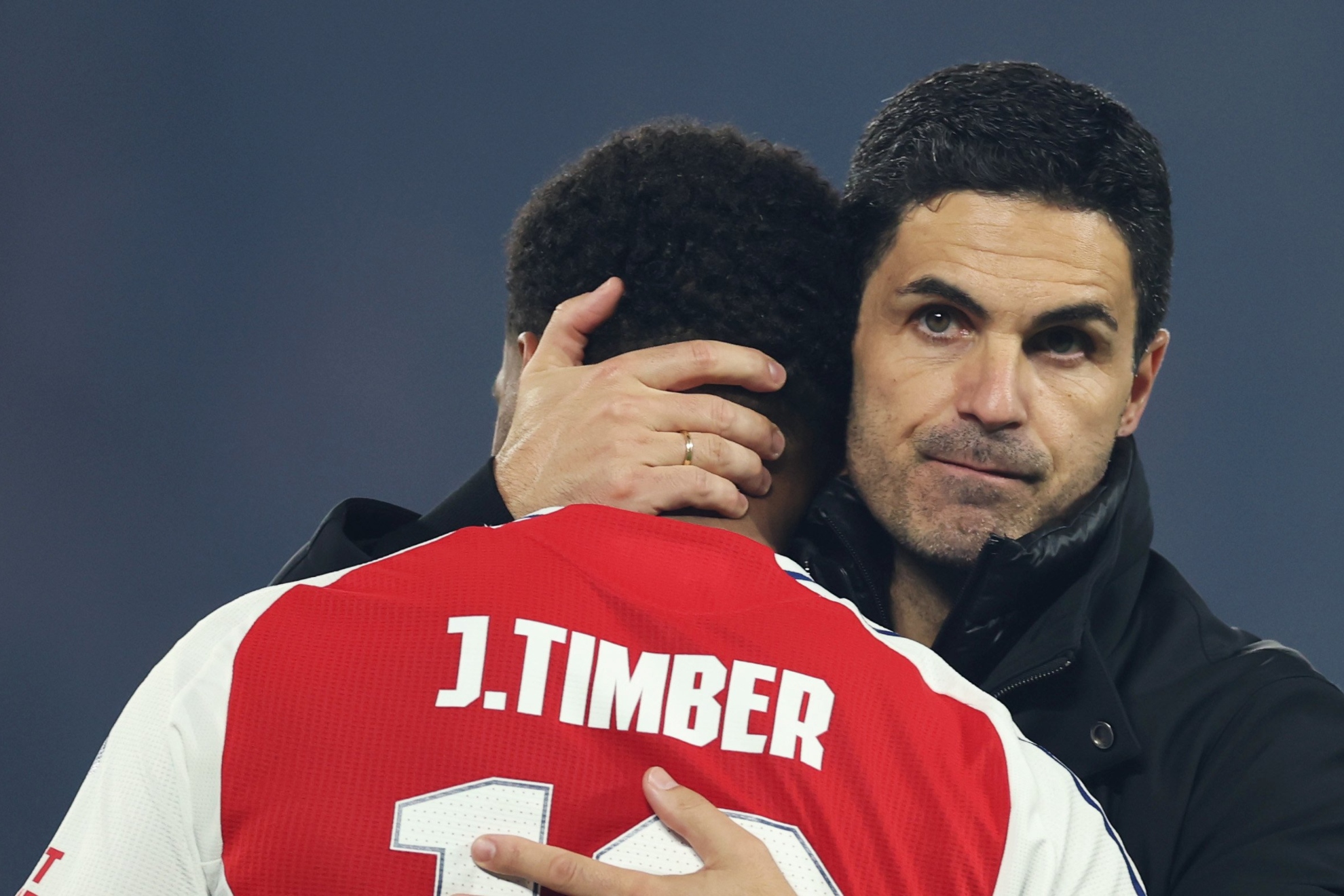 Arteta comforting Timber after falling eliminated before the PSG.