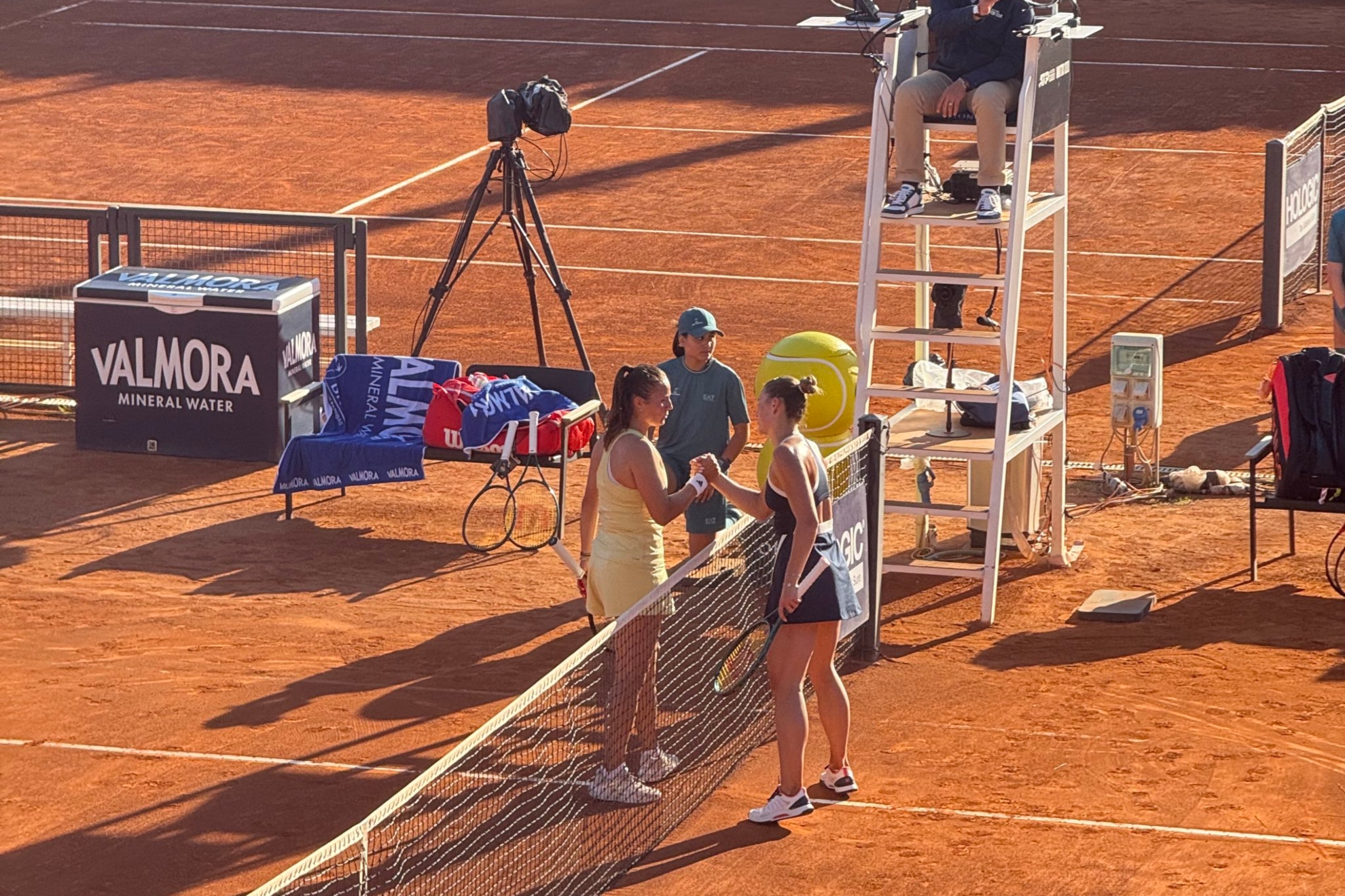 Kasatkina y Kostuyk se dan la mano a la conclusión del partido.