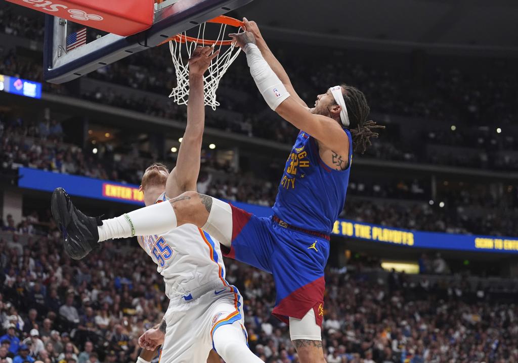 Aaron Gordon machaca el aro de los Thunder sin que Isaiah Hartenstein pueda impedirlo.