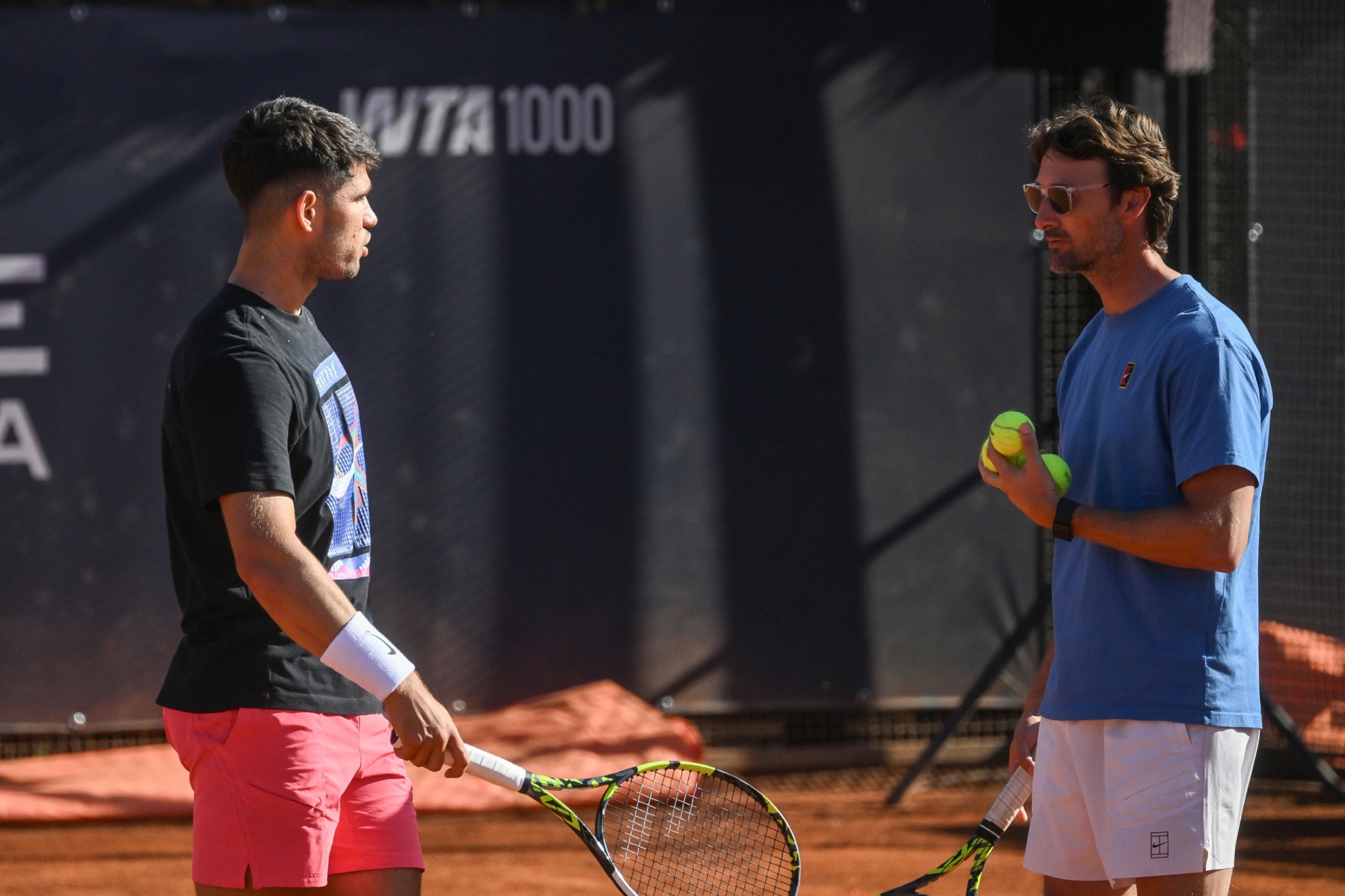 Alcaraz atiende las observaciones de Ferrero.