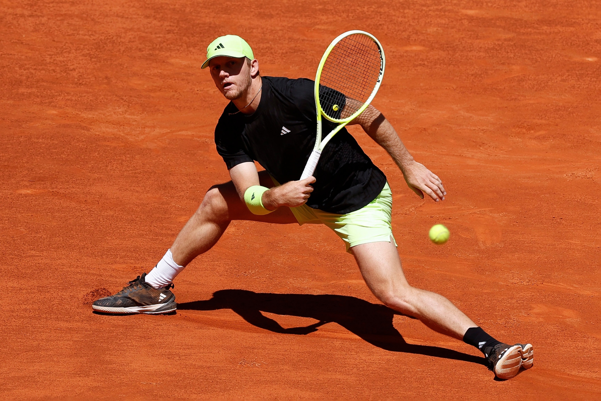 Davidovich devuelve una pelota.