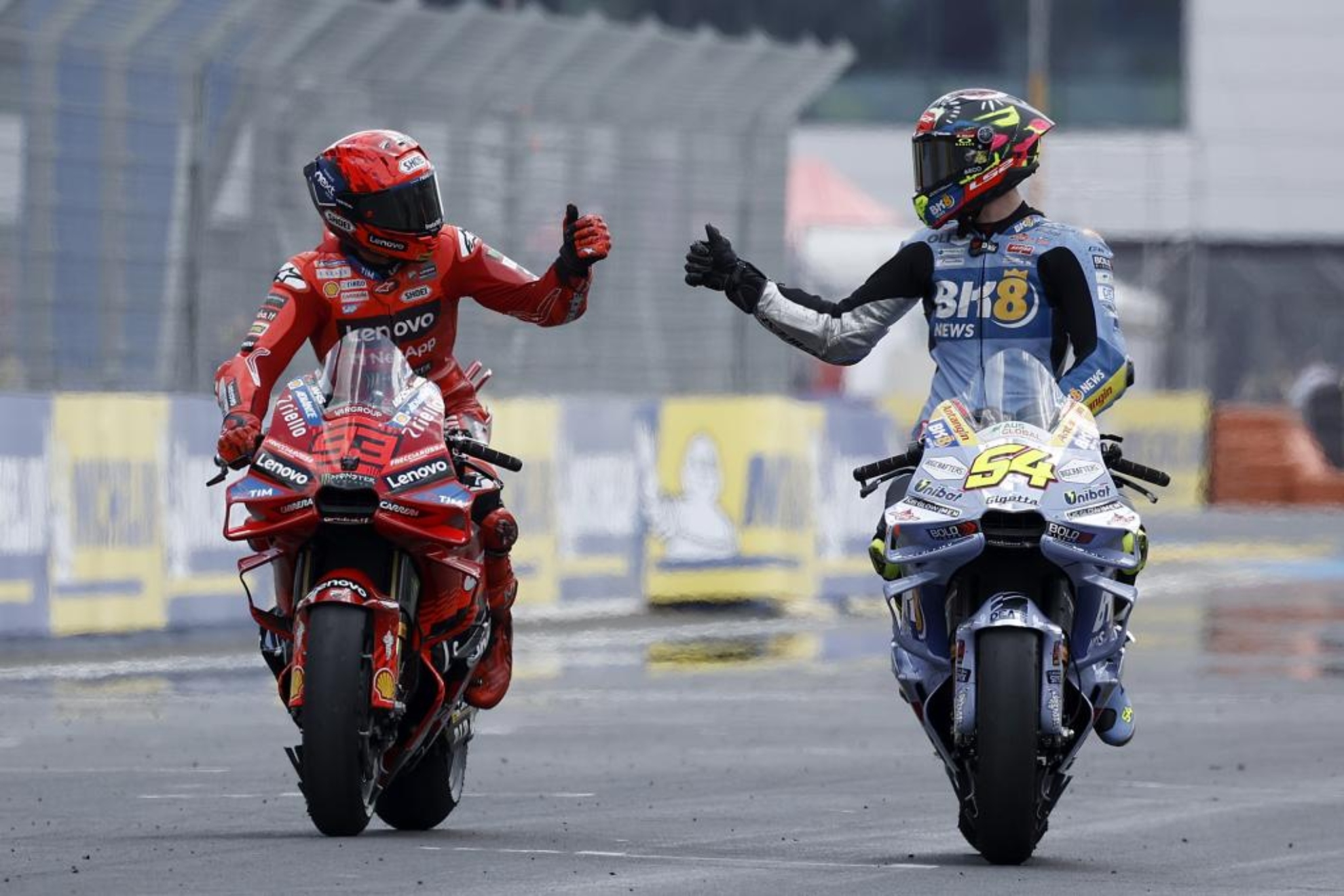 Marc Márquez y Fermín Aldeguer, en Le Mans.
