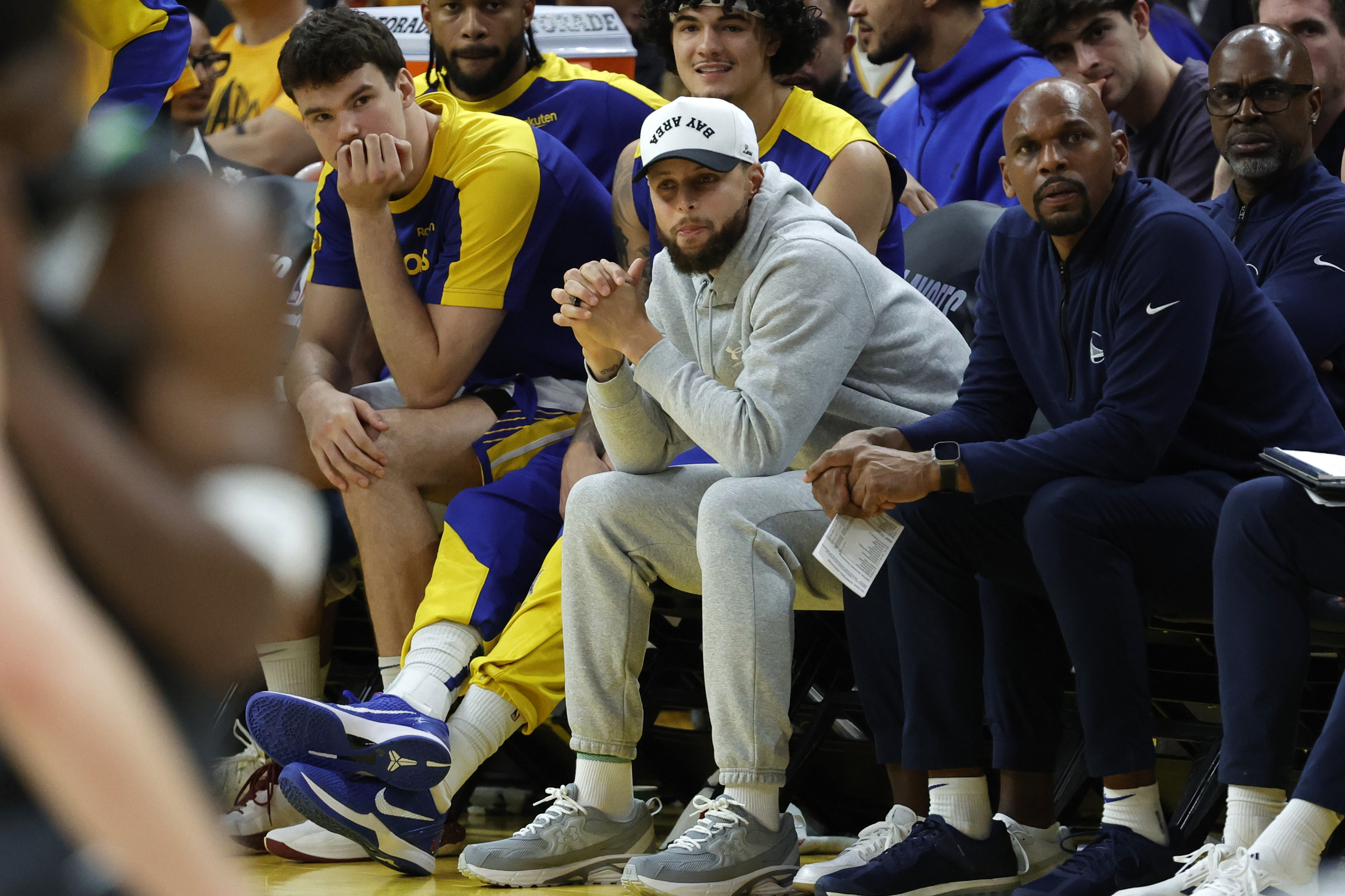 Stephen Curry, espectador de lujo de la derrota de su equipo.