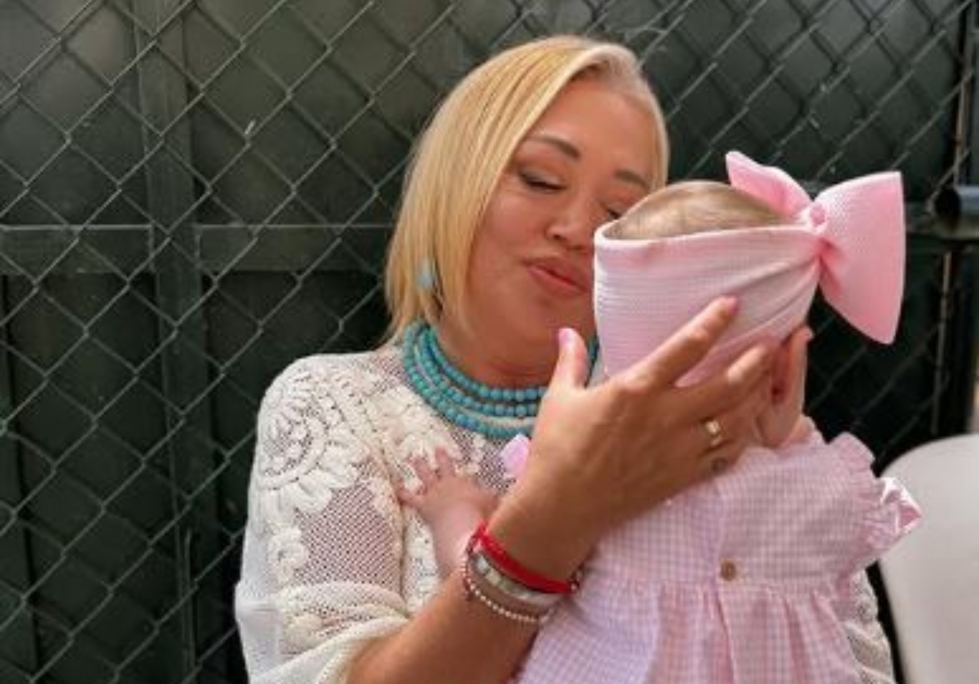 Anabel Pantoja y Belén Esteban protagonizan un emotivo reencuentro en la  Feria de Abril: "Gracias por estar ahí"