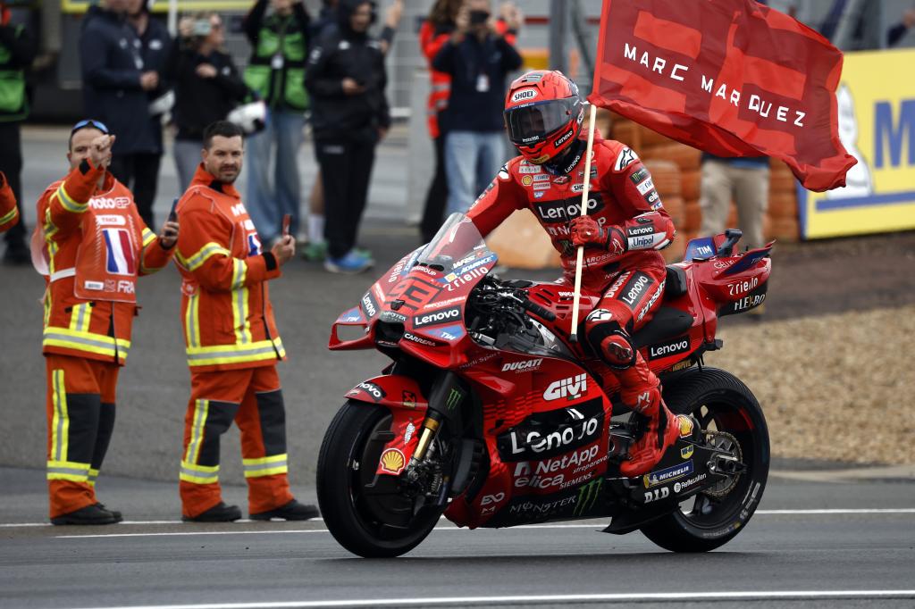 Marc, con su bandera.