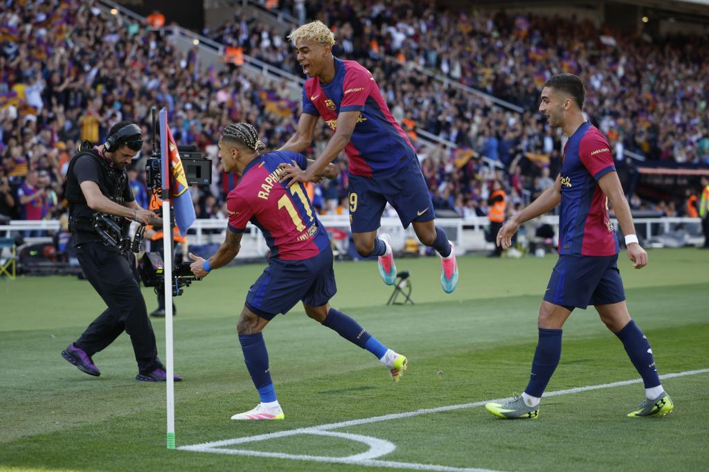 El delantero del Barcelona Raphinha celebra su segundo gol contra el Real Madrid con Lamine Yamal.-EFE/ Alberto Estévez