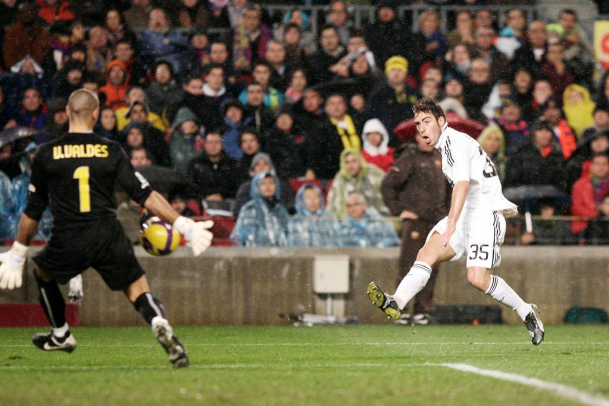 Ocasión de Palanca ante Valdés en el Clásico de la temporada 2008-09 en el Camp Nou.