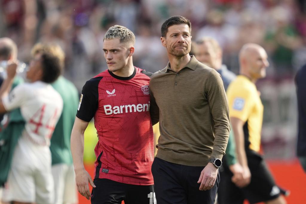 Xabi Alonso, next to Florian Wirtz in a Bundesliga match