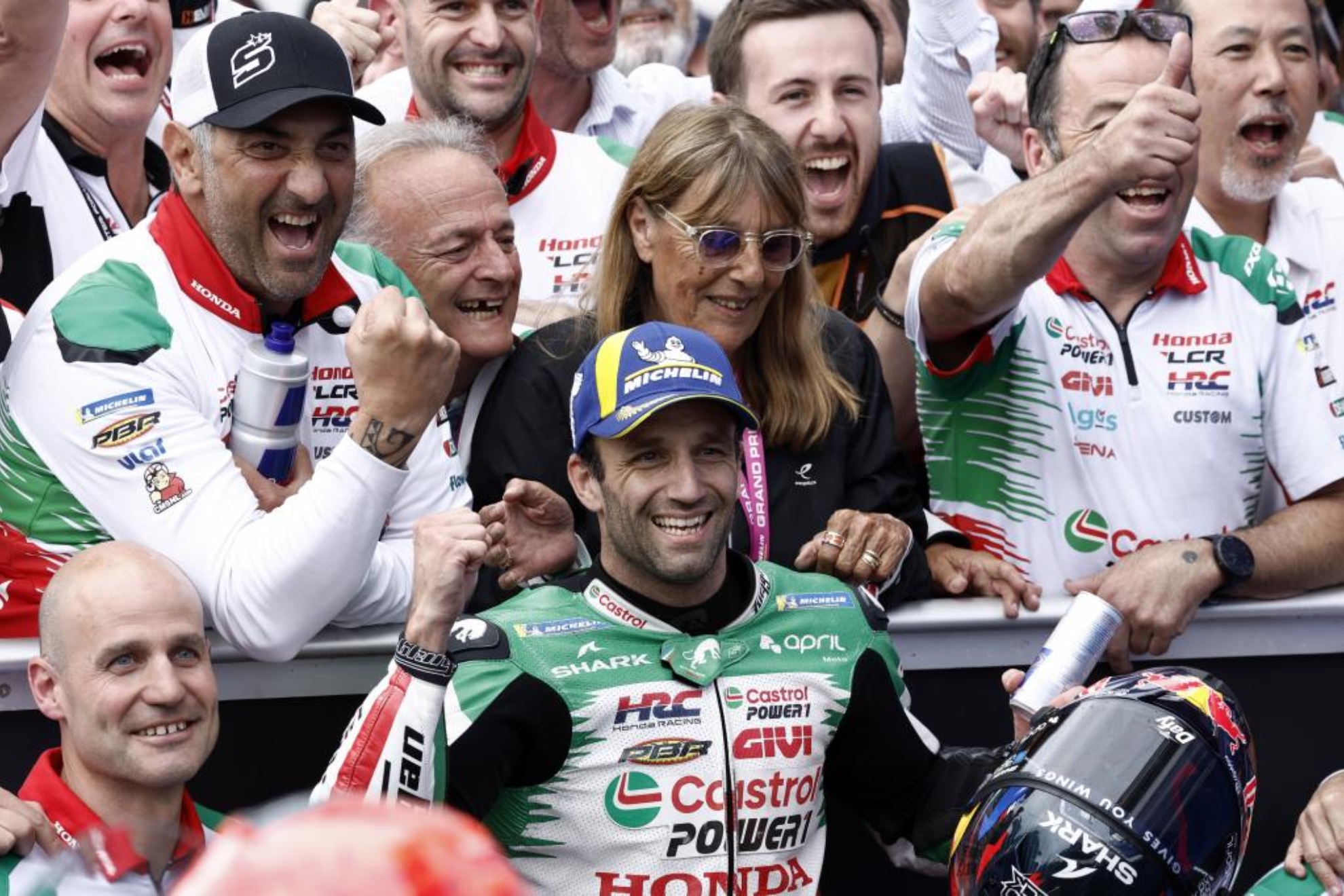 Zarco, con sus padres tras él, en Le Mans.