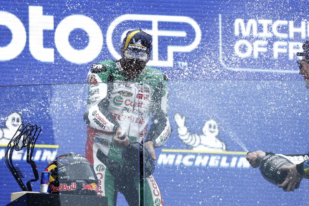 Zarco, en el podio de Le Mans.