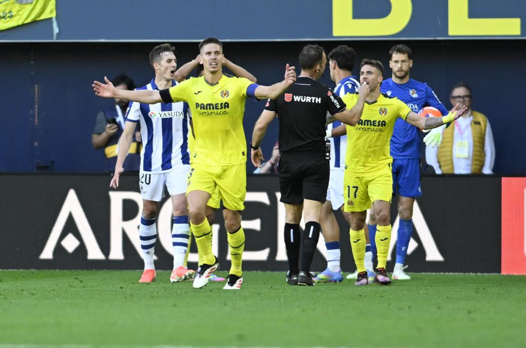 Los jugadores del Villarreal después del tercer gol que anulado ante la Real Sociedad.