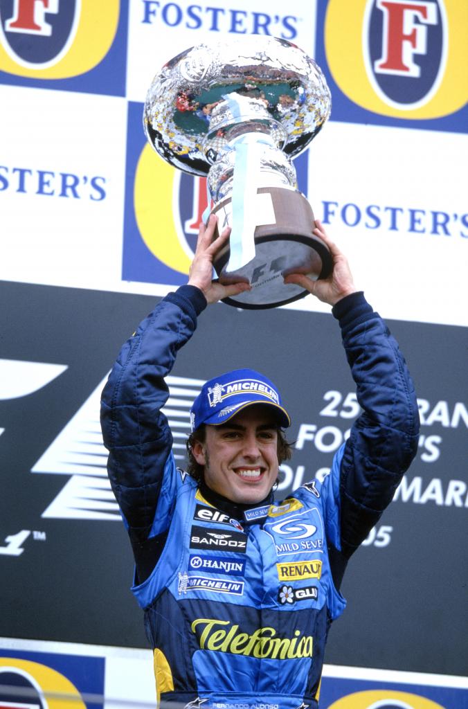 Alonso, en el podio de Ímola 2005.