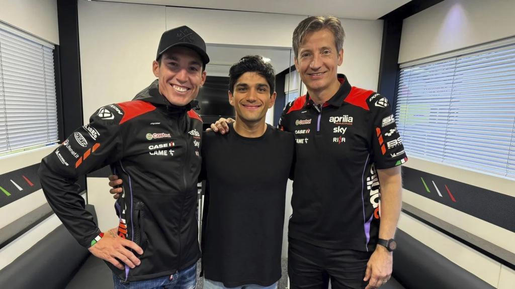 Jorge Martín, entre Aleix Espargaró y Massimo Rivola de Aprilia en Mugello 2024