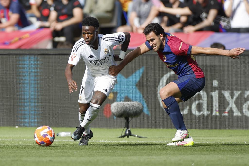 Vinicius se escapa de Eric García durante el último Clásico