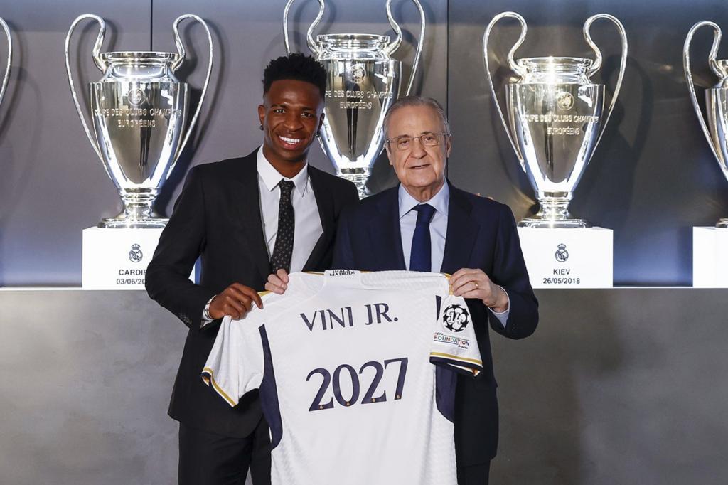 Vinicius posa con Florentino durante su renovación en 2022