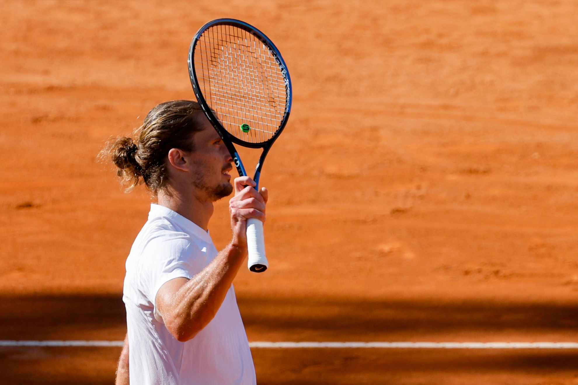 Zverev saluda a la grada.