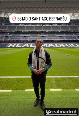 Devonta Smith announces his presence in the Real Madrid and Mallorca party