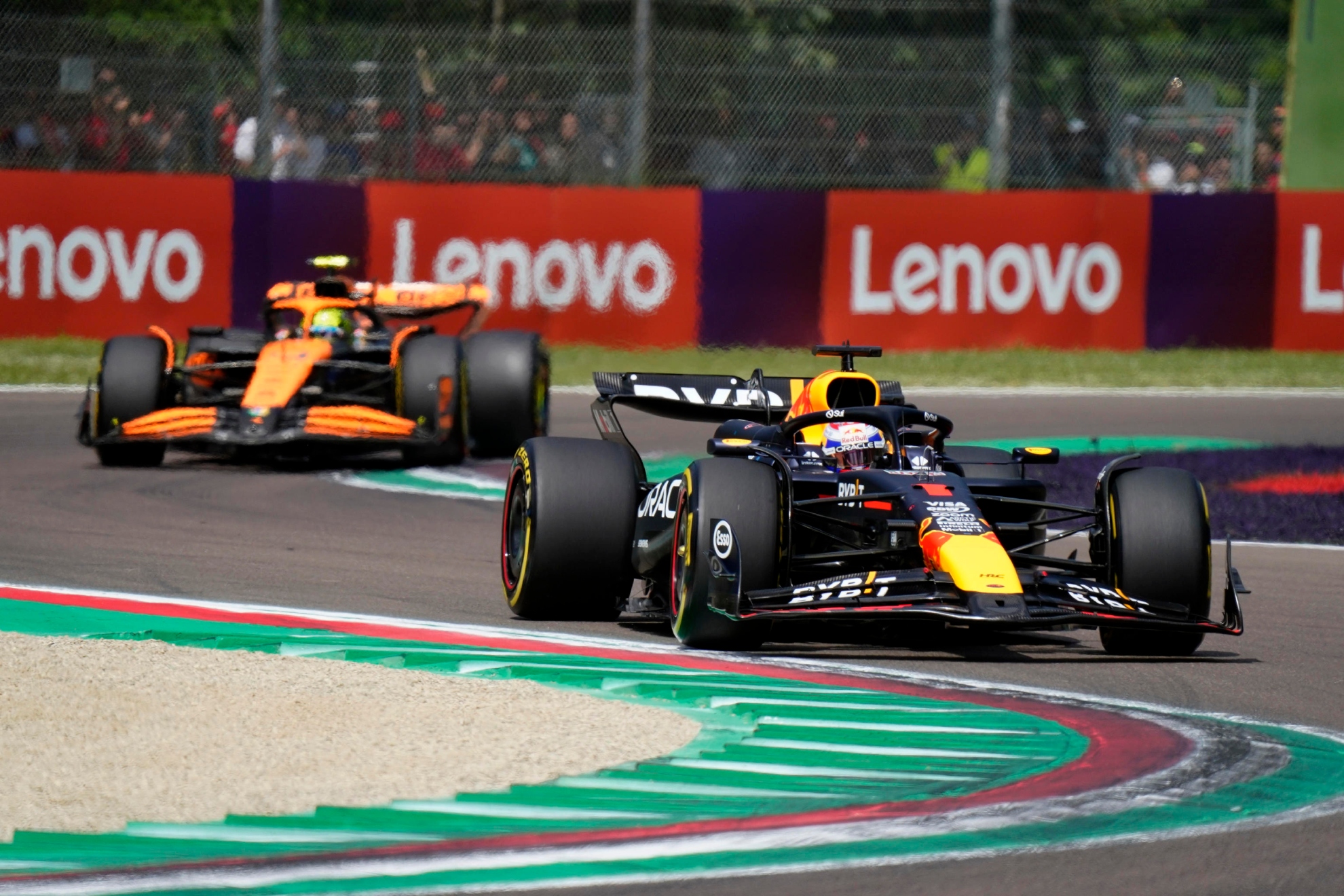 Max Verstappen y Lando Norris durante el GP de Emilia Romagna 2024 de la F1.