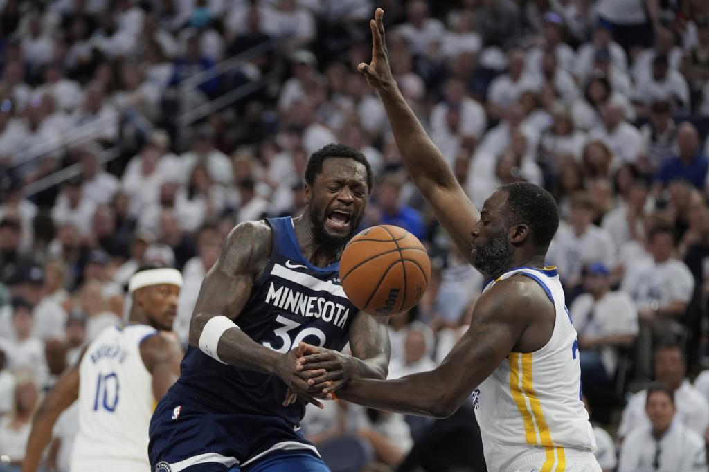 Julius Randle ante Draymond Green durante el partido.