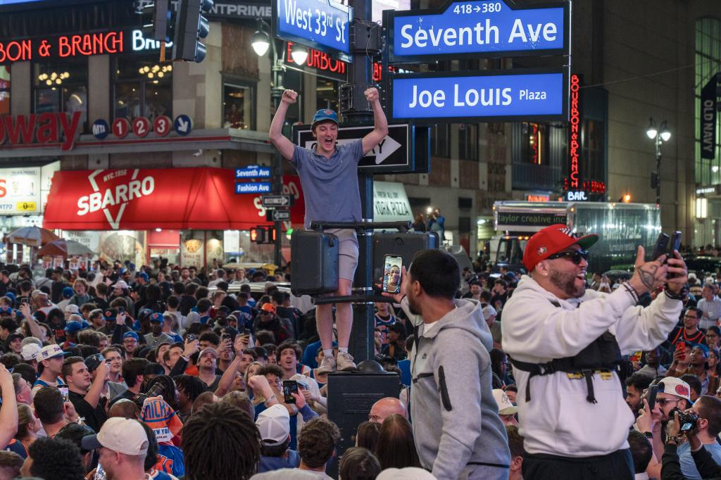 Total madness in New York with fans through the streets celebrating a triumph of his team.