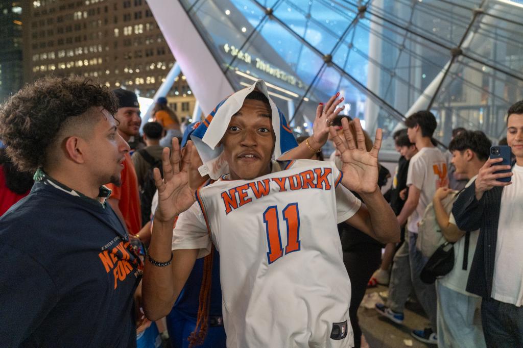 Knicks fans vibrate with the triumphs of their team in the playoffs.