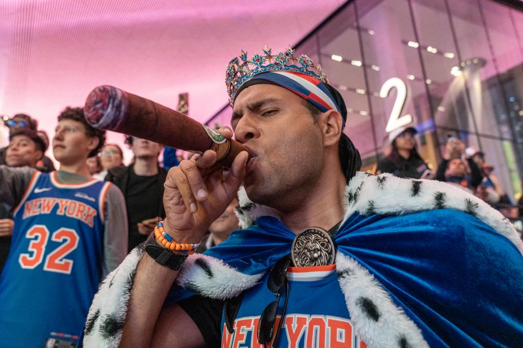 A Knicks fan celebrates a triumph against the Knicks with a pure XXL.