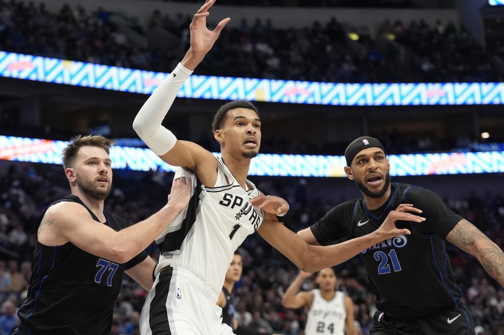 Wembanyama, defended by Gafford and Doncic during the stage of this in Dallas.