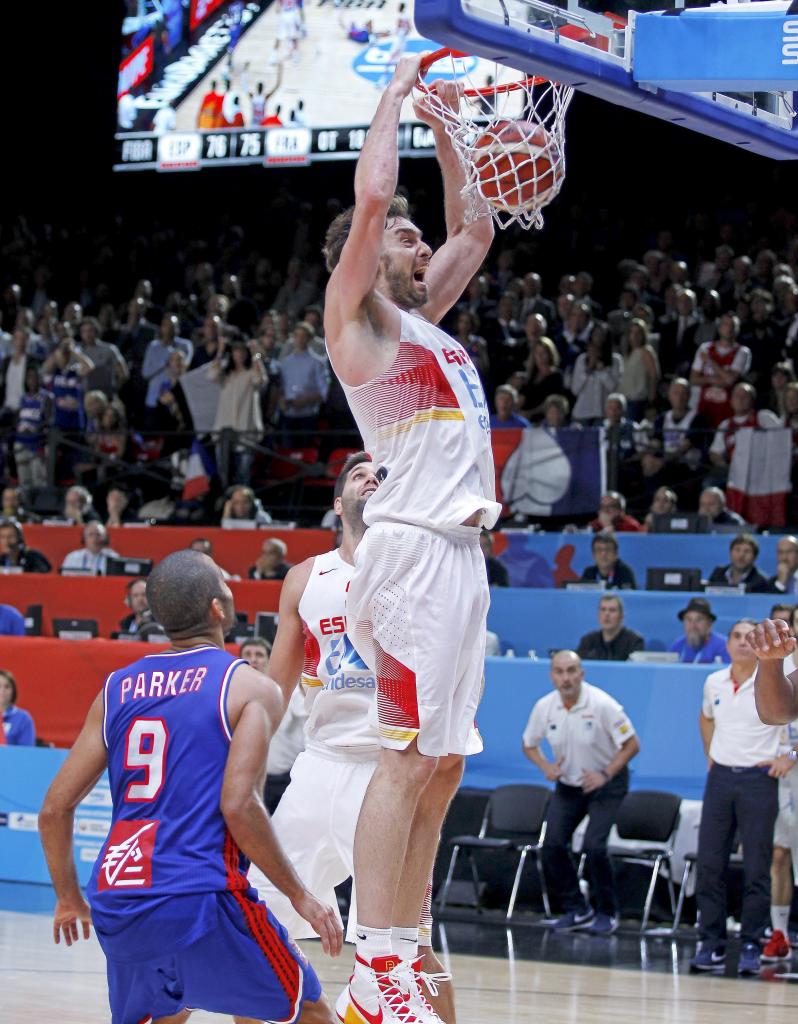Pau Gasol makes a mate in the 2015 Eurobasket semifinal against France.