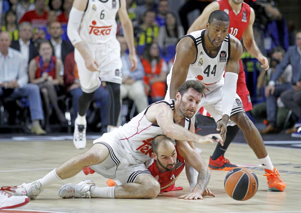 Rudy Fernández fights for a ball with Vassilis Spanoulis.
