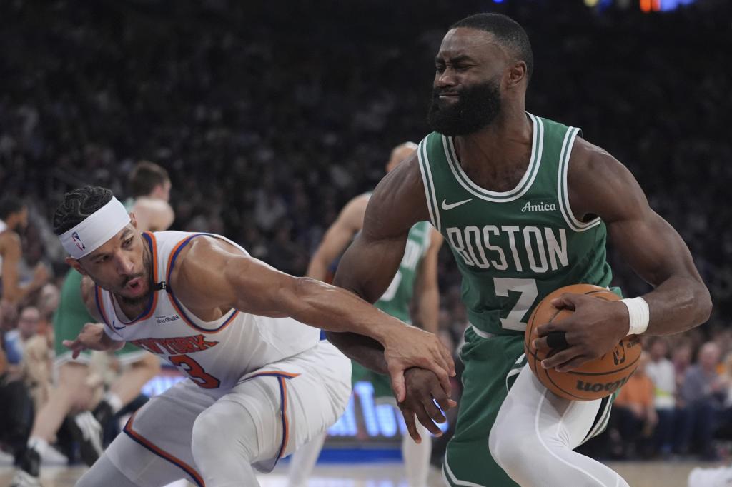 Josh Hart intenta robarle el balón a Jaylen Brown.